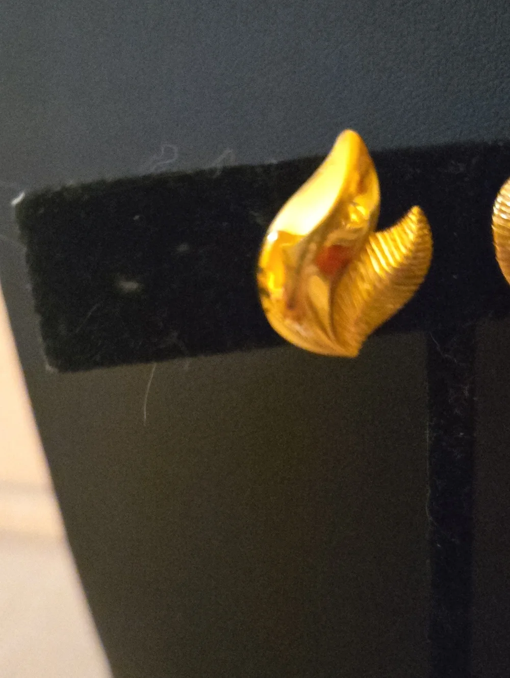 Crown Trifari Gold Leaf Design Women's Clip-on Earrings